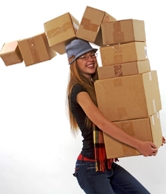 Chica con cajas en las manos